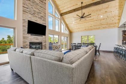 Lavish Retreat with Decks - Steps to Table Rock Lake - image 5