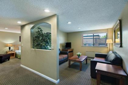 Oxford Suites Lancaster - image 15