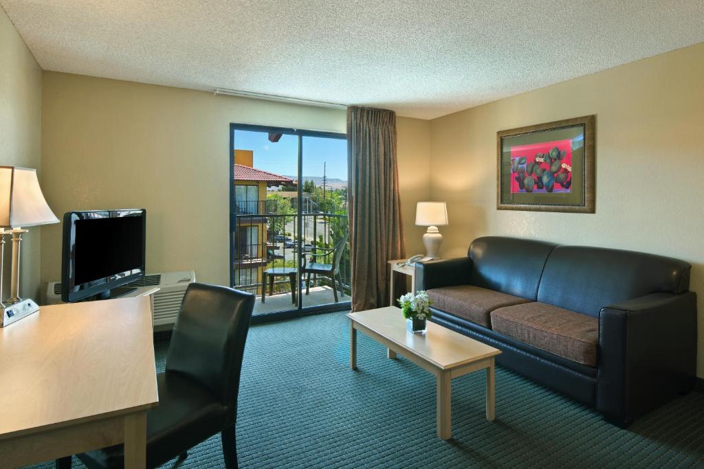 Oxford Suites Lancaster - image 2