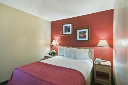 Oxford Suites Lancaster - image 7