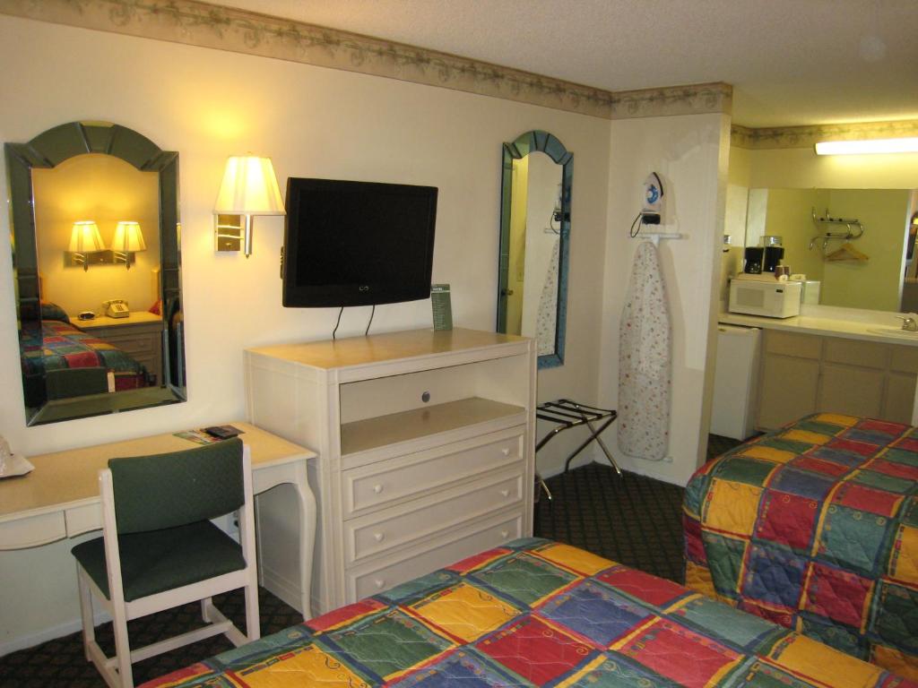 Town House Motel - image 3