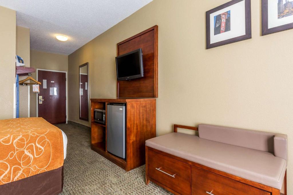 Comfort Suites Lansing - image 5