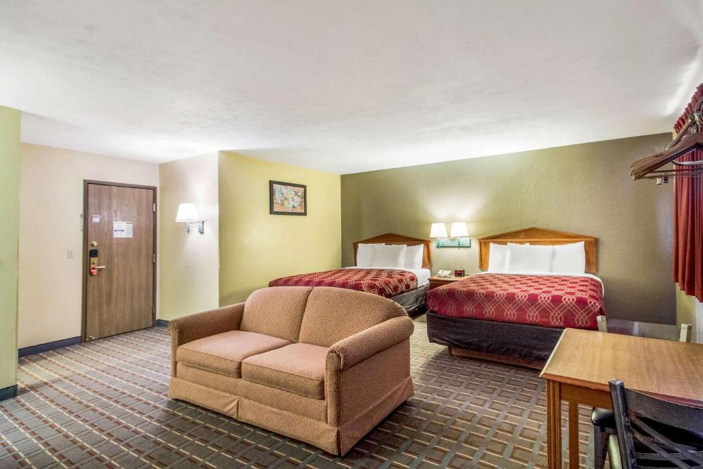 Econo Lodge Lansing - Leavenworth - image 3