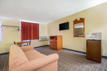 Econo Lodge Lansing - Leavenworth - image 8