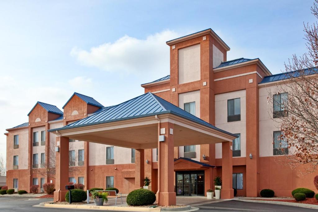 Holiday Inn Express & Suites Lansing-Leavenworth an IHG Hotel - main image