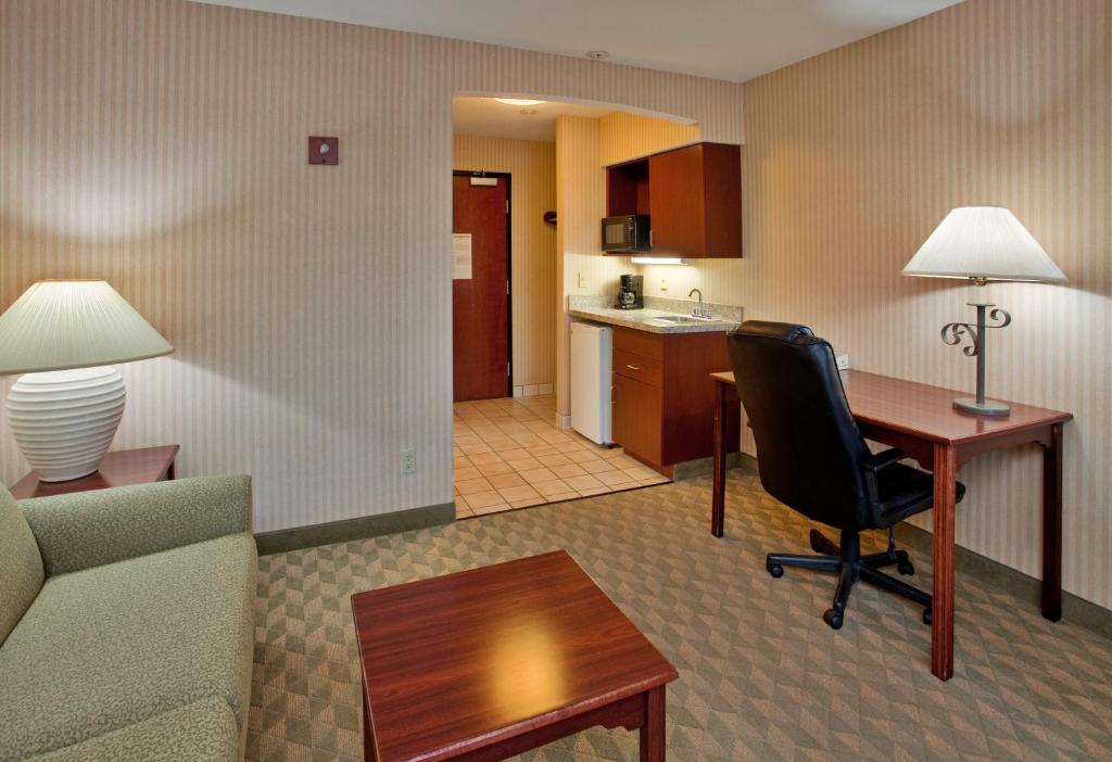 Holiday Inn Express & Suites Lansing-Leavenworth an IHG Hotel - image 5