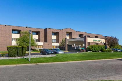 Quality Suites Hotel - Lansing - image 12