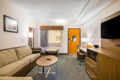 Quality Suites Hotel - Lansing - image 16