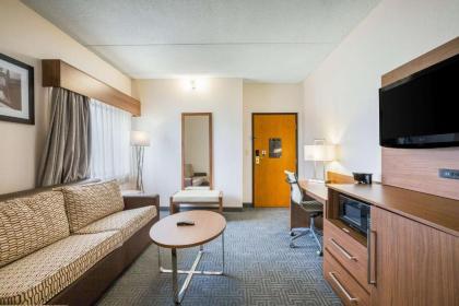 Quality Suites Hotel - Lansing - image 17