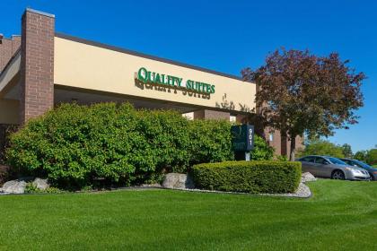 Quality Suites Hotel - Lansing - image 4