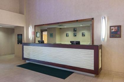 Quality Suites Hotel - Lansing - image 8