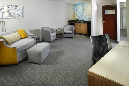 Courtyard by Marriott Lansing - image 8