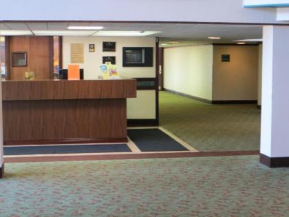 Ramada by Wyndham Lansing Hotel & Conference Center - image 4