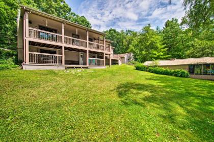 Cozy Lakefront Lapeer House with 2 Paddle Boats! - image 1