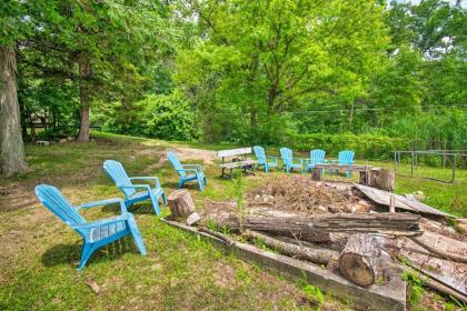 Cozy Lakefront Lapeer House with 2 Paddle Boats! - image 14