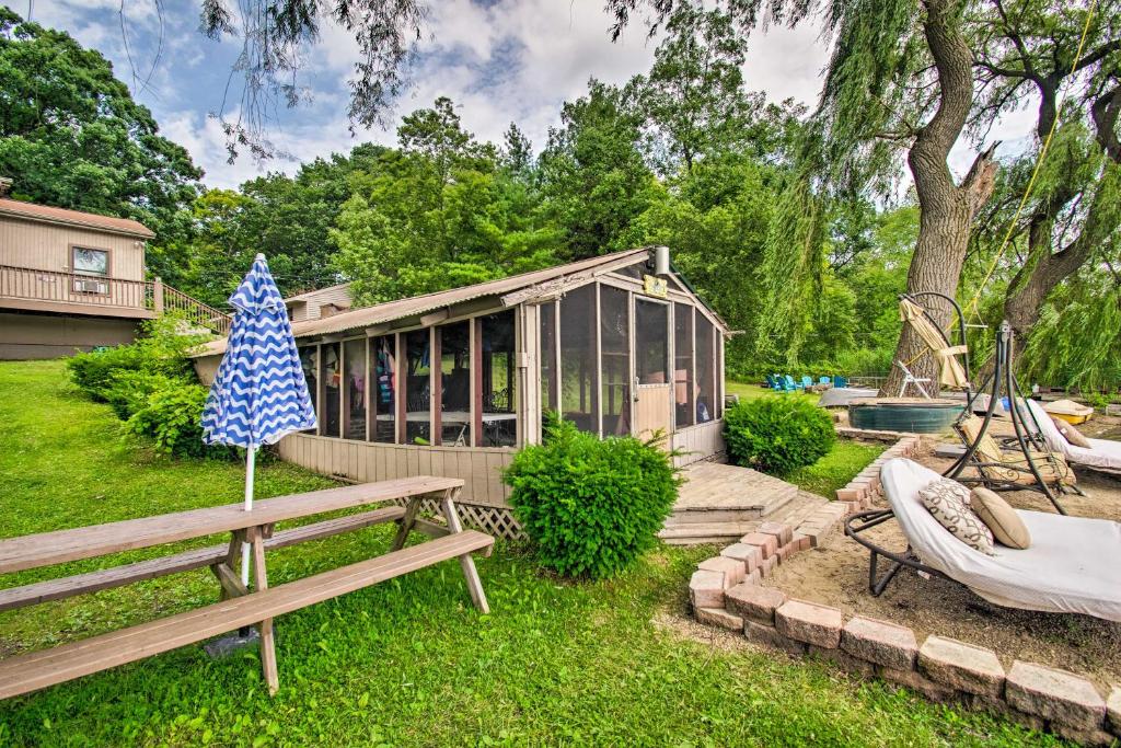 Cozy Lakefront Lapeer House with 2 Paddle Boats! - image 4