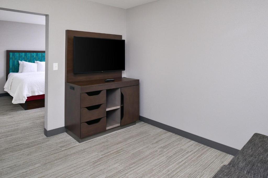 Hampton Inn LaPorte - image 7