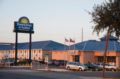 Days Inn & Suites by Wyndham Laredo - image 6