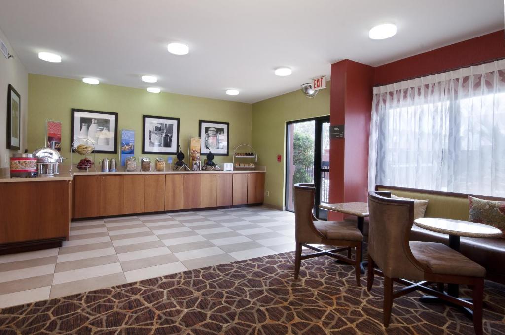 Hampton Inn Laredo - image 2