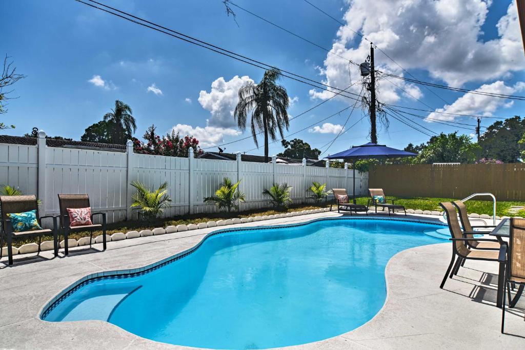 Bright Largo Home with Pool about 7 Mi to Beaches! - main image