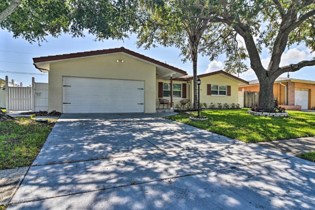 Bright Largo Home with Pool about 7 Mi to Beaches! - image 5