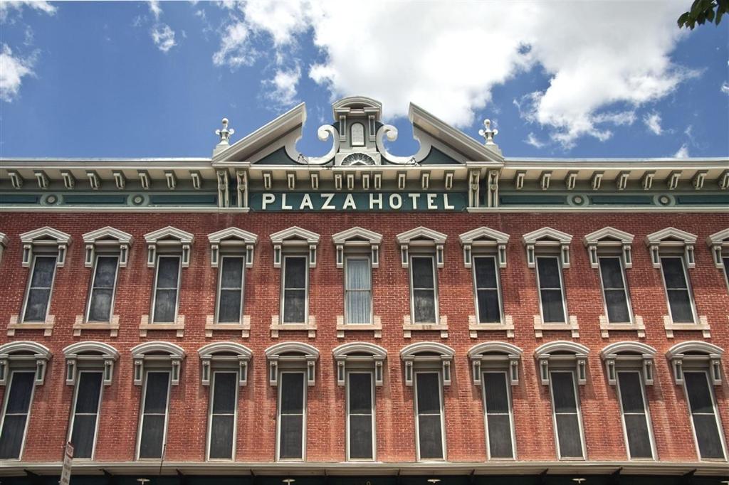 Historic Plaza Hotel - image 7