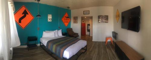 Desert Hills Motel - image 5