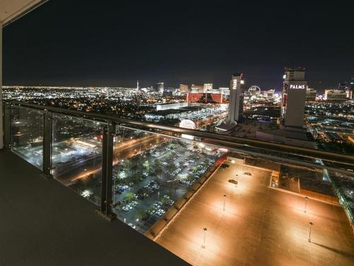 Palms Place Studio with Balcony & Strip View - image 4