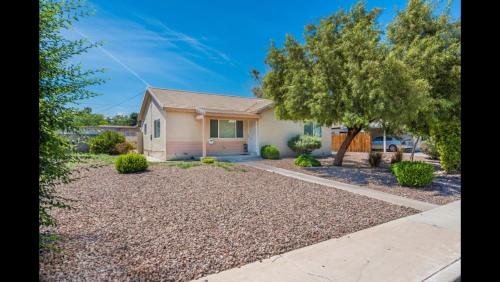 Adorable House only a few miles from the Strip - main image