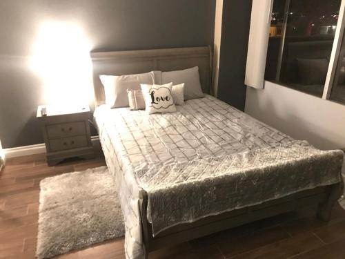 Amazing Spare Bedroom in Shared 2/B Condo behind Convention Center - main image