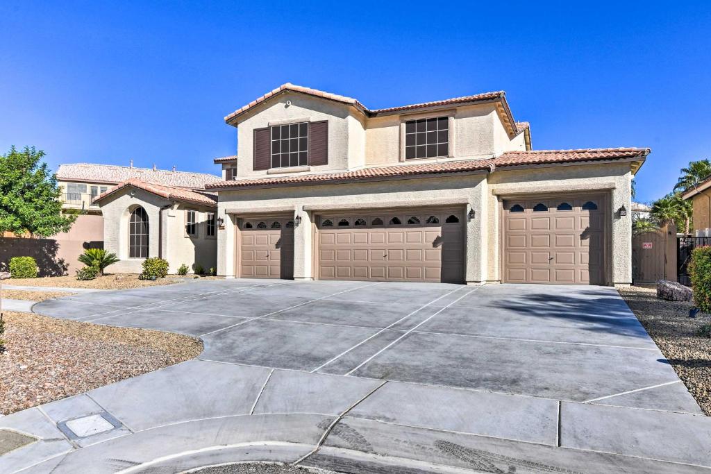 ~3900 Sq Ft North Vegas Home w/ Large Patio - image 2