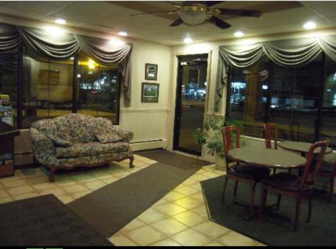 Golden Circle Inn and Suites - image 2