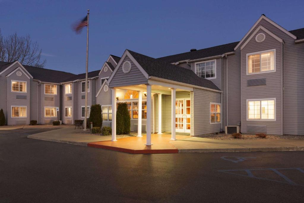 Microtel Inn by Wyndham - Albany Airport - main image