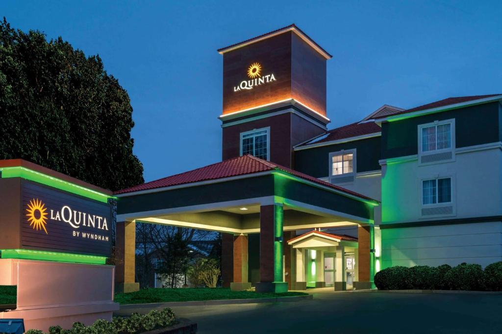 La Quinta by Wyndham Latham Albany Airport - main image