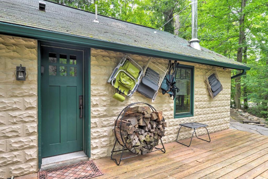 Laughlintown Cabin with Deck Fire Pit and Ski Lift! - image 6