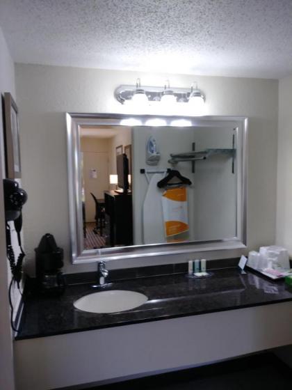 Quality Inn & Suites - image 13