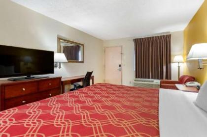 Econo Lodge - image 10