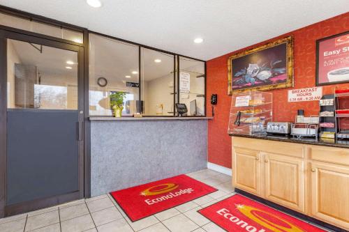 Econo Lodge - image 2