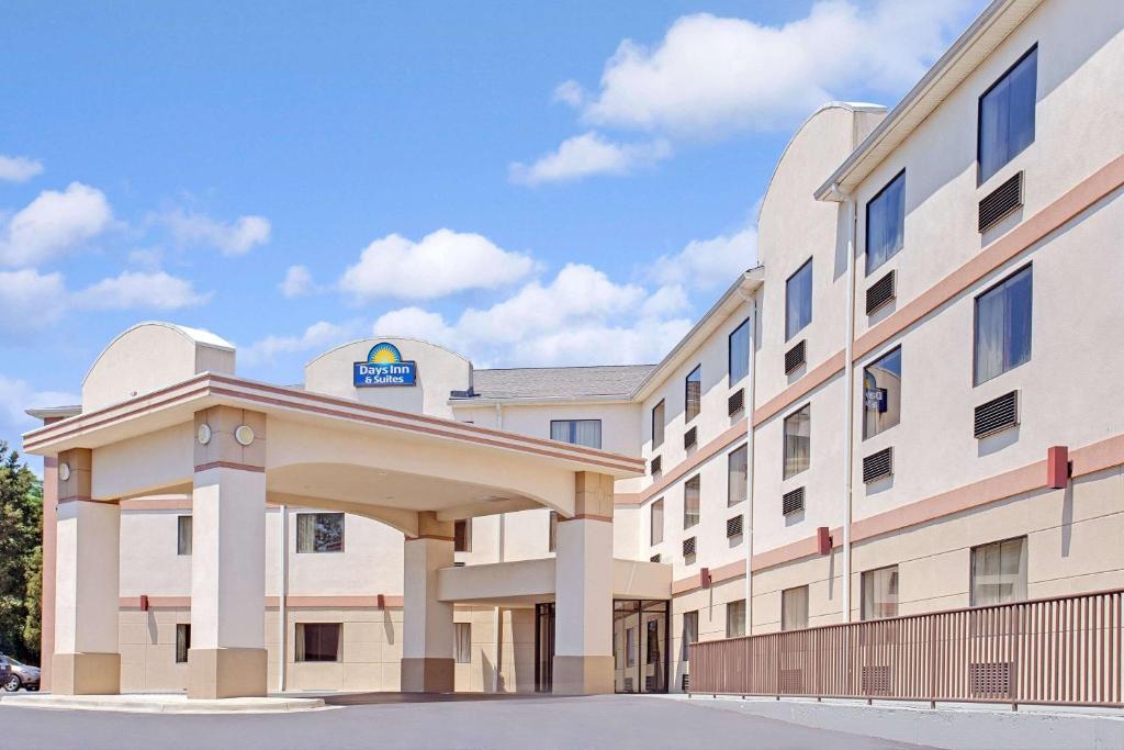 Days Inn & Suites by Wyndham Laurel Near Fort Meade - main image