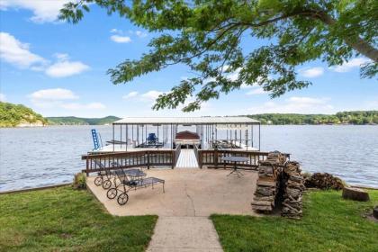 Spacious Ozarks Lakefront Home with Decks and Dock - image 4