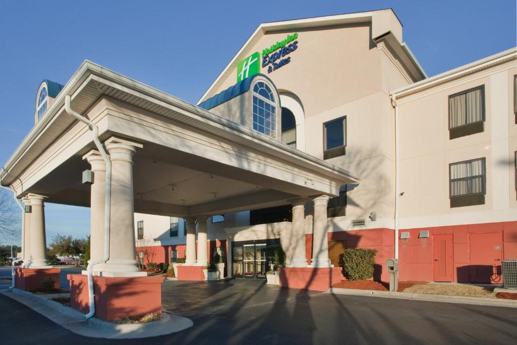 Holiday Inn Express Hotel & Suites Laurinburg an IHG Hotel - main image