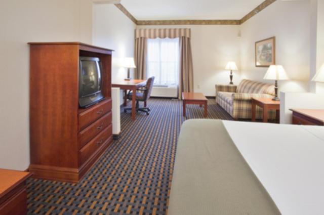 Holiday Inn Express Hotel & Suites Laurinburg an IHG Hotel - image 5