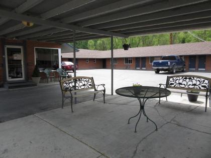 Lava Spa Motel & RV - image 12