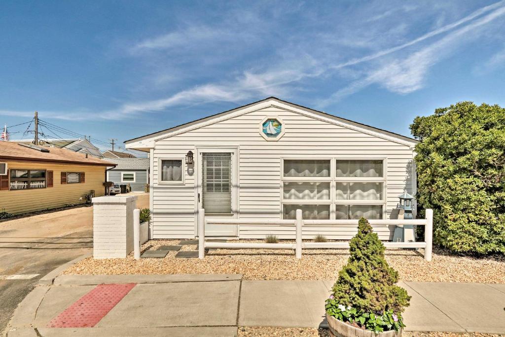 Beachy Lavallette Cottage with Outdoor Shower and Patio - main image