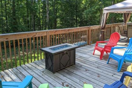 the Lake Place Cabin with Golf Cart and Kayaks Georgia