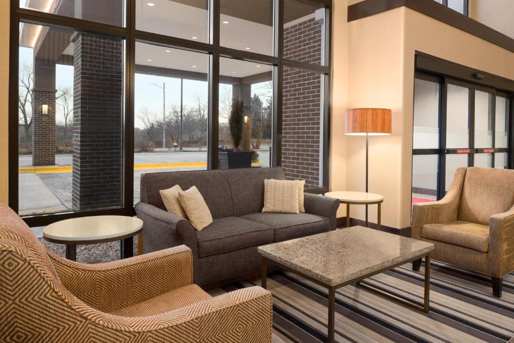 Hampton Inn Lawrence - image 7