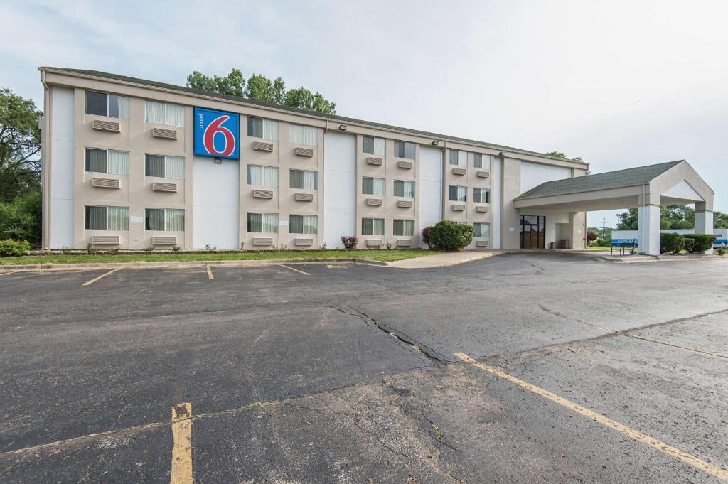 Motel 6-Lawrence KS - main image