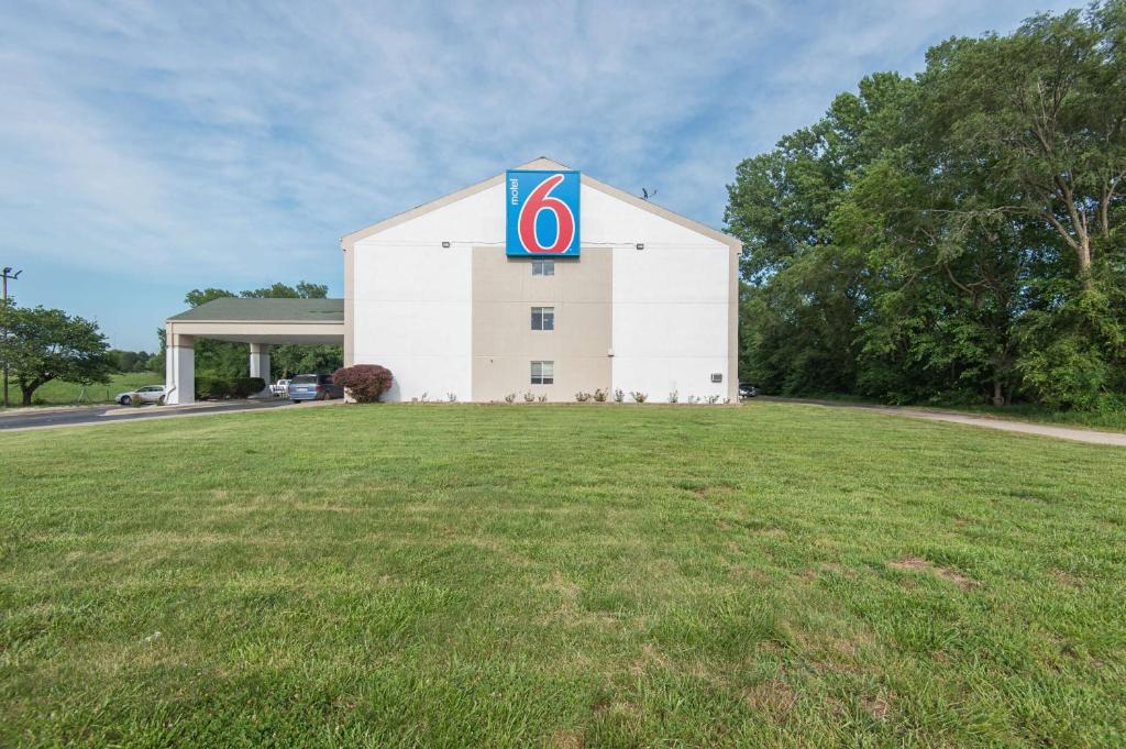 Motel 6-Lawrence KS - image 3