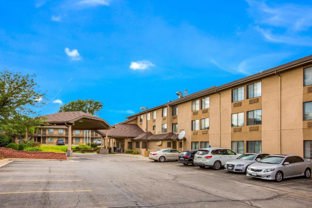 Quality Inn & Suites Lawrence - University Area - image 2