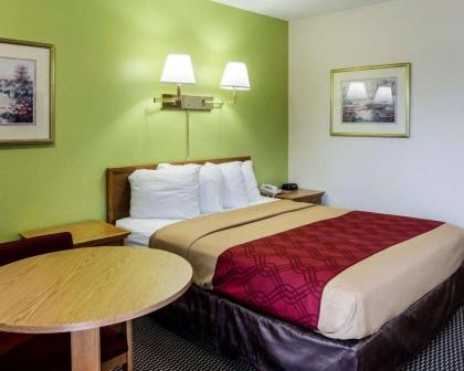 Econo Lodge University - image 11